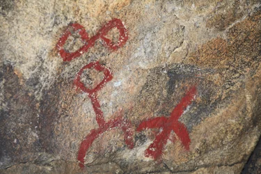 Indianische Petroglyphen Nordamerikas. In den 50er Jahren für die Dreharbeiten zu einem Western hinzugefügte Malerei. Joshua-Tree-Nationalpark, Kalifornien, USA. Nordamerikanische Indianerkultur